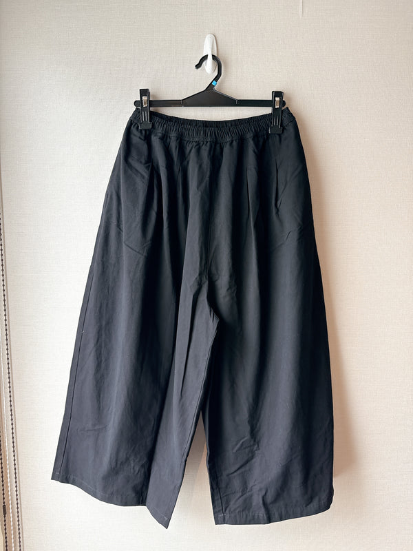 2509089 MMO Elastic Hem Wide Pants - Black