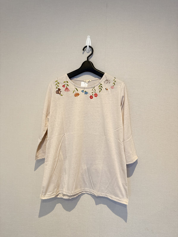 2507124 CL Collar EMB Tee - Beige