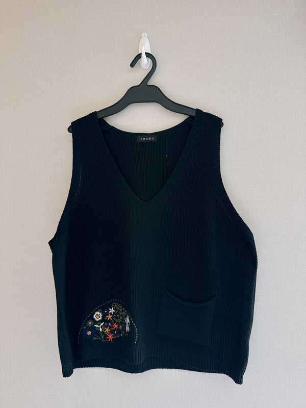2508044 TU V-neck EMB Knit Vest - Black