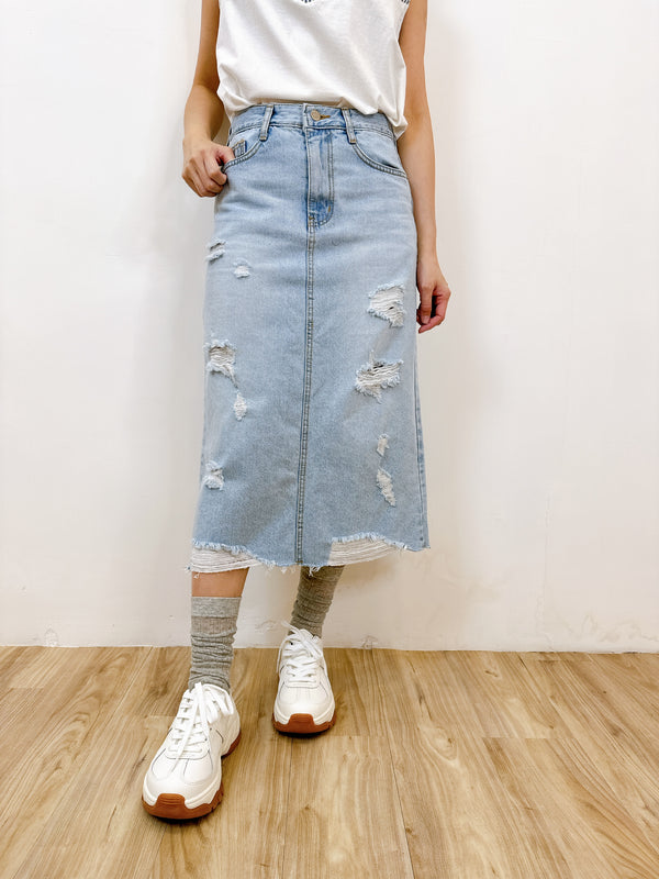 2403083 KR Ripped Raw Hem & Back Slit Denim Skirt