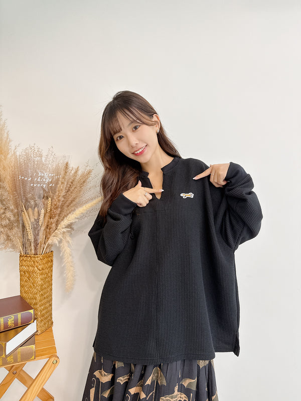 2509102 PE Fox EMB Waffle Tee - Black